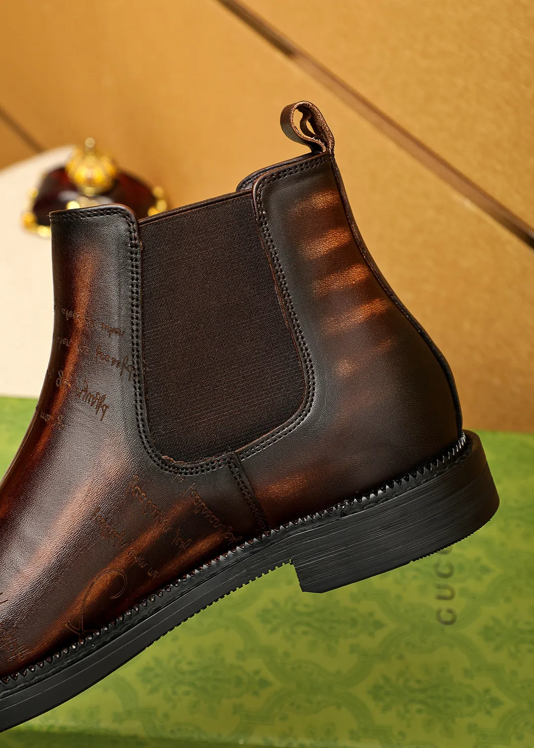 Men's shoes 💰640 💐 Product trademark: GUCCI "Gucci" high-top leather shoes Regular size: 38-44 (37.45.46🉑️Customized) Product materials: Selected imported first-layer calfskin embossed upper + luxury hardware buckle, imported sheep 🐑 leather lining. Strong three-dimensional visual effect, original outsole Color: 3⃣️colors available